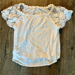 Eyeshadow White Off Shoulder Top with Crochet Lace Sleeves Size M EUC designer​​